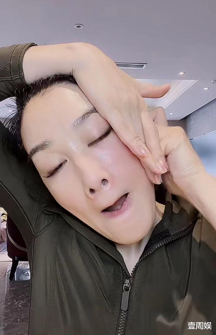 口红 51岁钟丽缇自称没有细纹，对着镜头教护肤，网友：鼻毛出来了！