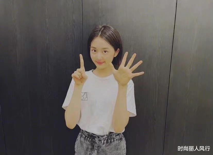 黄磊大女儿侧颜照大爆火！穿休闲装被惊艳到，完美继承爸妈优点