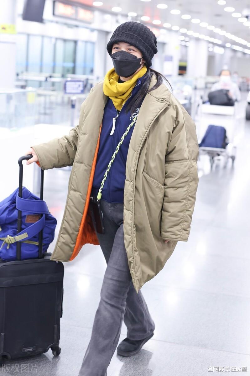 汤唯|汤唯斩获影后更低调，穿宽松棉服像个“小老太”，素颜出镜认不出