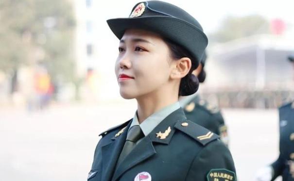 她从军花到校花，获奖无数人生简直开挂，回到名校后仍为国效力