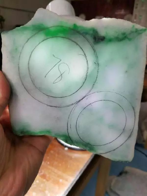 翡翠手镯|一块重4.3公斤的木那原石，切出12条阳绿翡翠手镯，这是要发达啊！