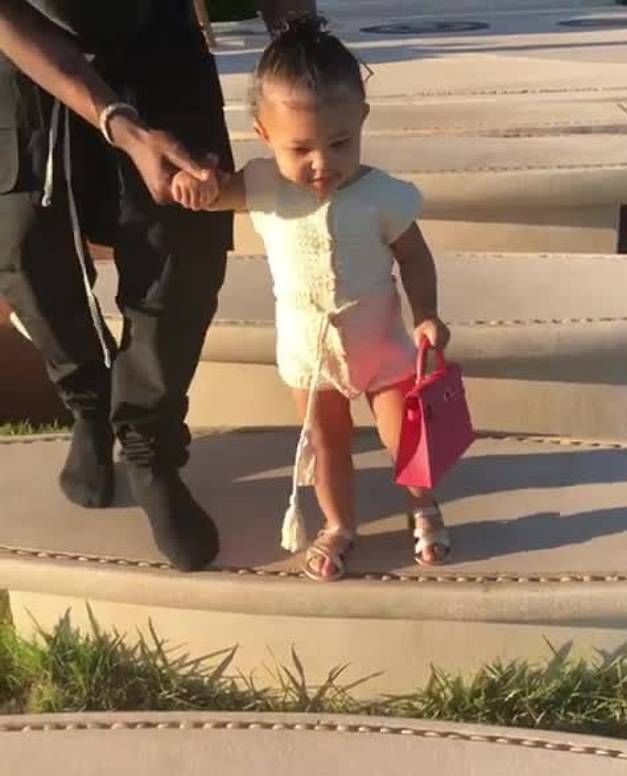 郭广平|富婆金小妹4岁女儿好奢华!坐私人飞机亮相,爱马仕毛毯又抢镜了