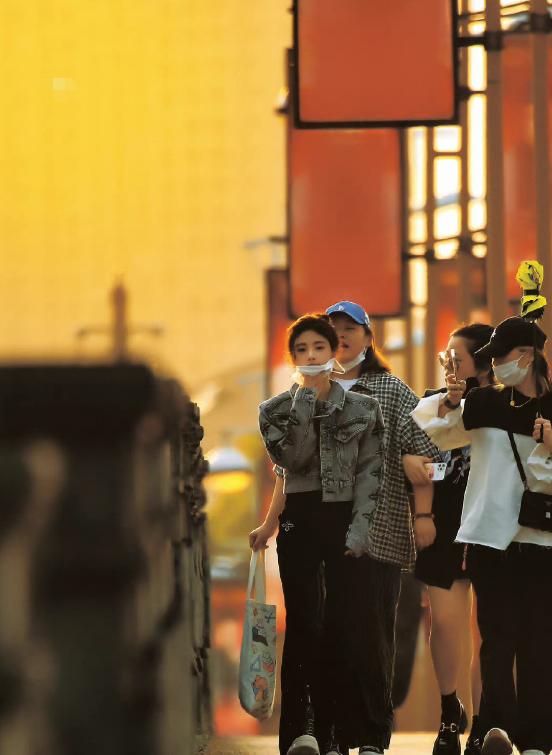鞠婧祎|鞠婧祎路透曝光,夕阳下收工绝美,网友却质疑:敢不敢把口罩戴好