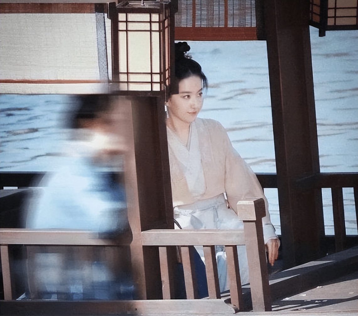陈晓|刘亦菲陈晓《梦华录》吻戏路透,船上拥吻好浪漫