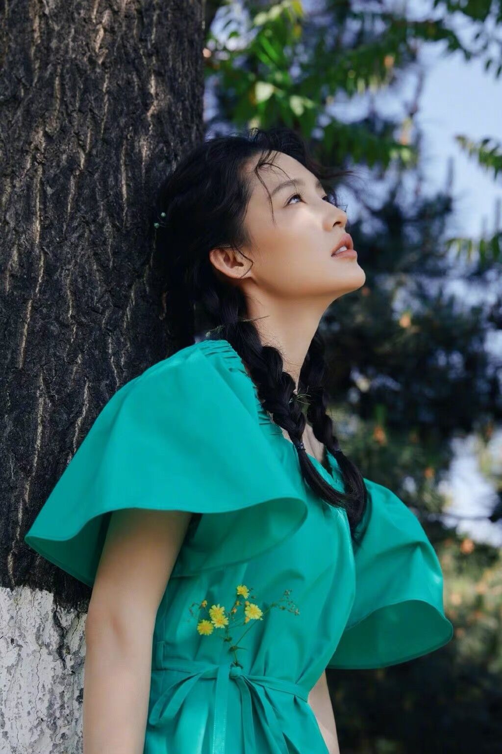 李沁|李沁新造型曝光,蓝色娃娃裙好清纯,这才是夏天的样子