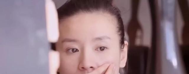 董洁|“国民初恋”董洁：与10岁儿子拍婚纱引热议，病态母爱令人唏嘘？