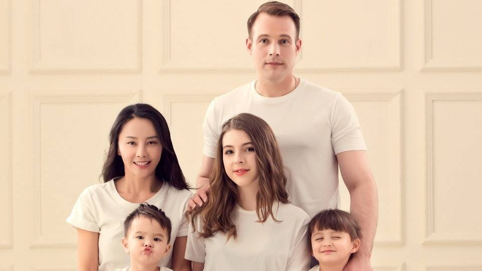 马雅舒|45岁马雅舒晒一家四口近况，与二婚丈夫恩爱12年，一双子女颜值高