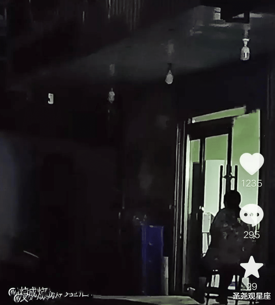 唐山烧烤店有网友偶遇老板娘,悠闲守店磕瓜子,无顾客光顾