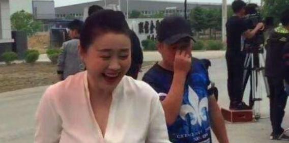 关婷娜|关婷娜：21岁签约赵本山公司，长得漂亮39岁还单身，父母一直为她担心