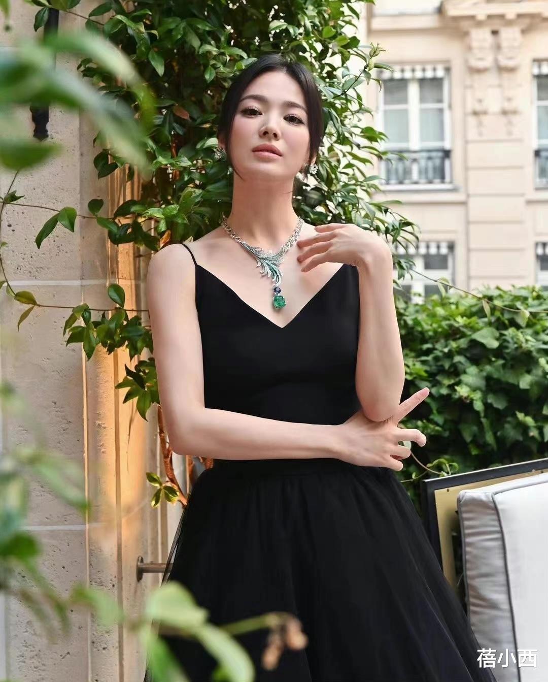 彩妆品牌 宋慧乔离婚后气质更出众，穿西装套装配波波头短发，不俗还很高级