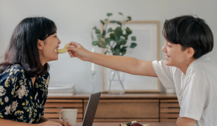 女子与工友出租屋亲热,被丈夫捉奸在床,结局令人意外