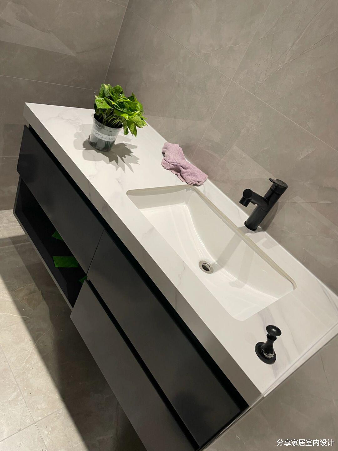 新房硬装完工，做了悬空电视墙，柜子全屋定制，还没家具也很喜欢