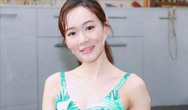 蔡少芬|43岁杨思琦定居广州,现身街头大口吃路边摊,不戴口罩惹热议!