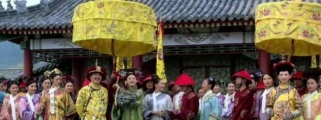 华妃|《甄嬛传》里拱手让江山的究竟是谁