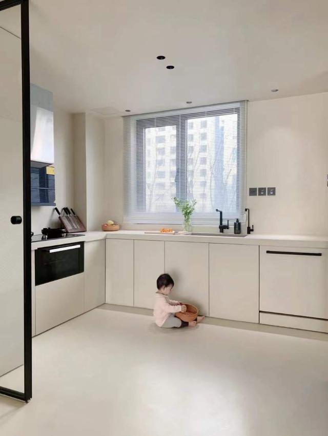 发现一对年轻夫妻的家，高级又有艺术感，还要方便孩子玩耍