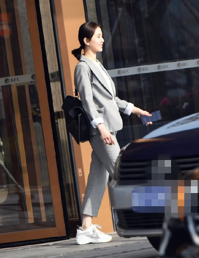 刘诗诗|刘诗诗穿西装就很好,时尚干练很优雅,超有型