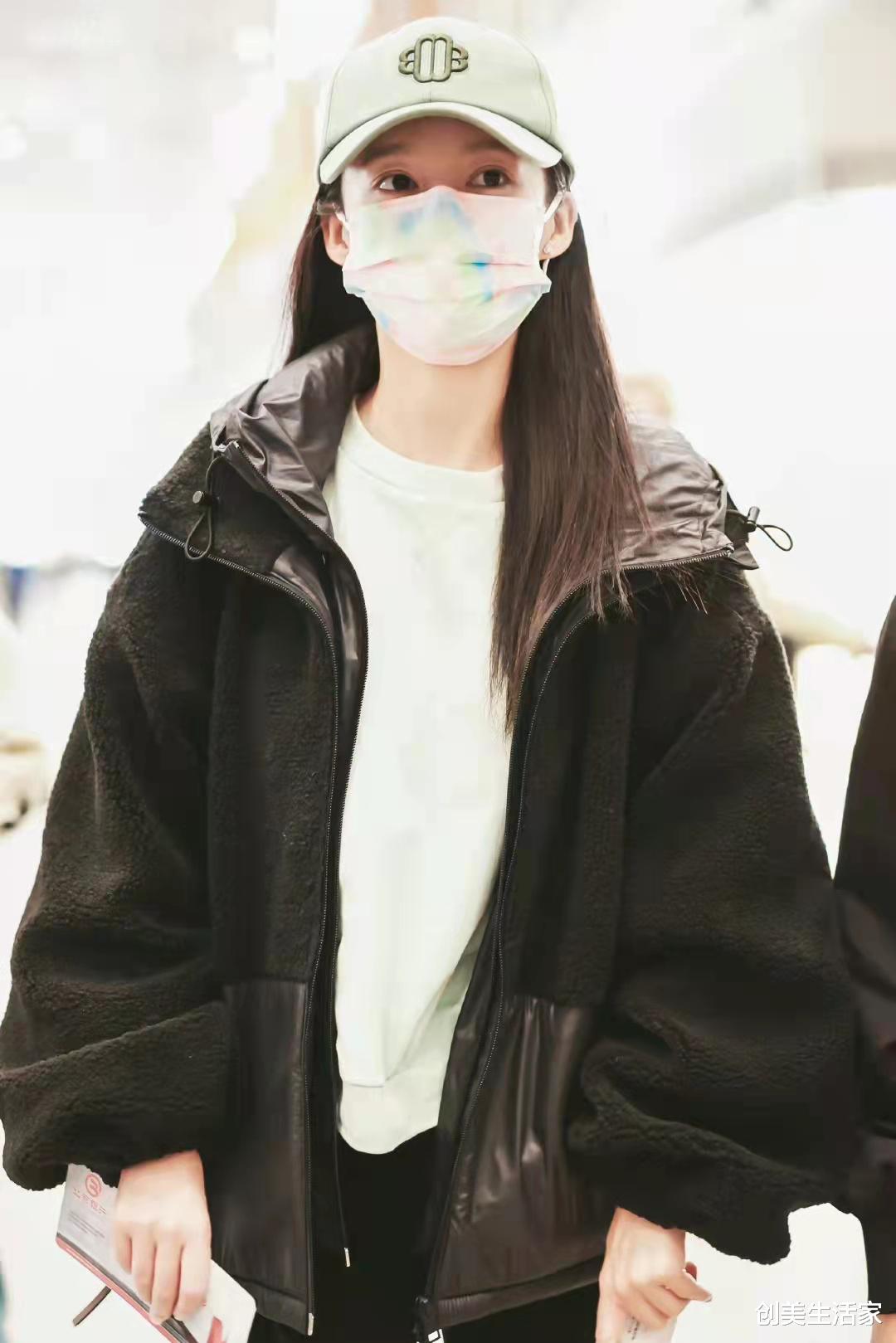 李沁|李沁黑色拼接毛绒外套叠穿薄荷绿T恤和九分裤,清爽干净舒适又好看