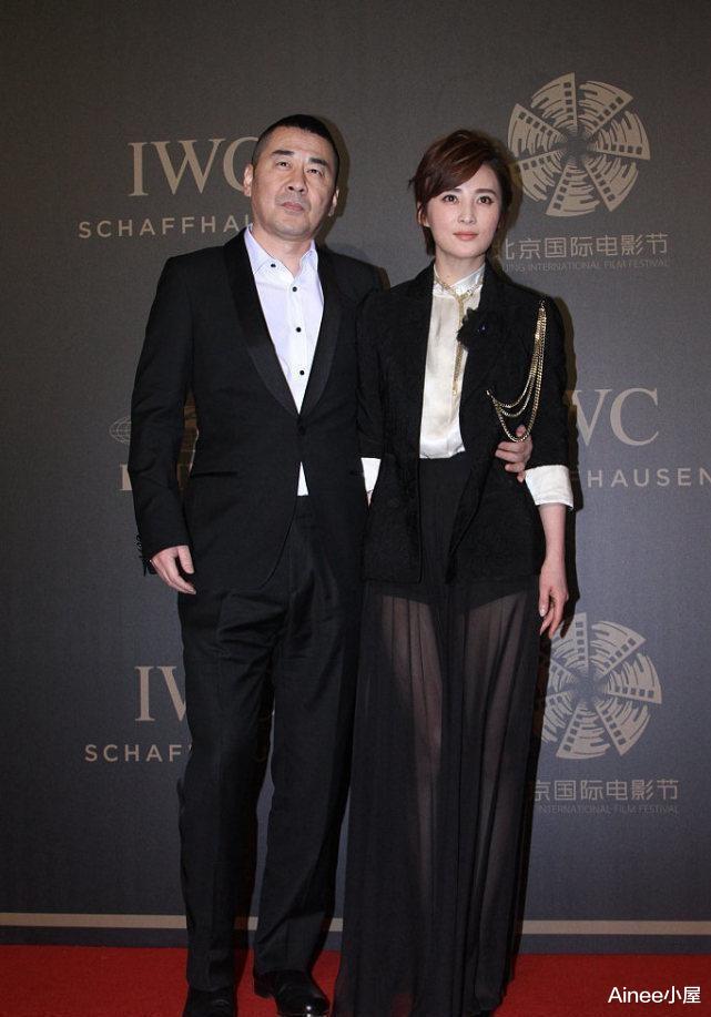 蒋勤勤|穿西装的蒋勤勤真潇洒，配薄纱长裙秀长腿，看脸和老公似两代人