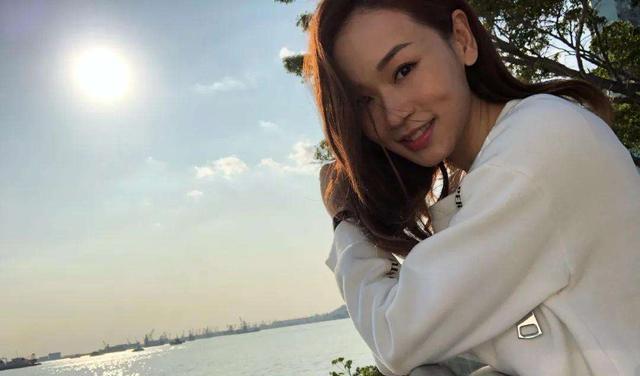 蔡少芬|43岁杨思琦定居广州,现身街头大口吃路边摊,不戴口罩惹热议!