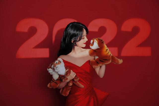 春晚|首次参加春晚的赵丽颖,除了一身造型,她还带来什么?