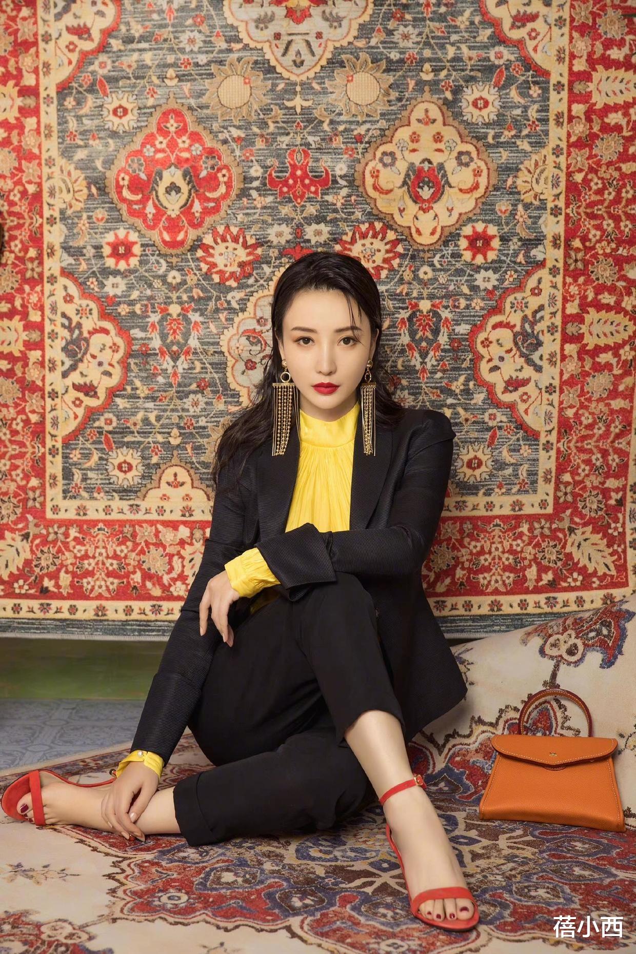 柳岩|“柳岩”怎么不走性感风了？机场穿黑白配休闲装，素颜也很显年轻