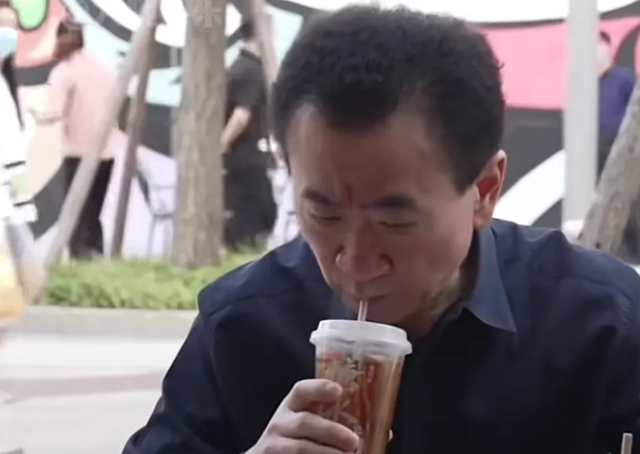 王健林|首富王健林现身河南考察,一双运动鞋近千元