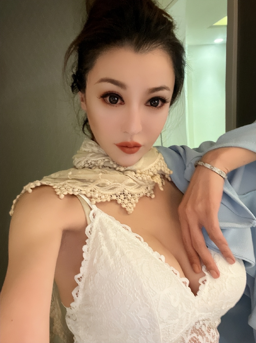 徐至琦 “选美皇后”徐至琦霸气怼人！大胆撩衣服露细腰，否认用P图瘦身