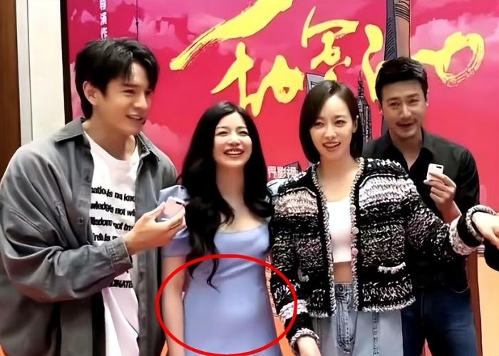 陈妍希|陈妍希晒母子合影，儿子小星星正面出镜，长得和爸爸陈晓一模一样