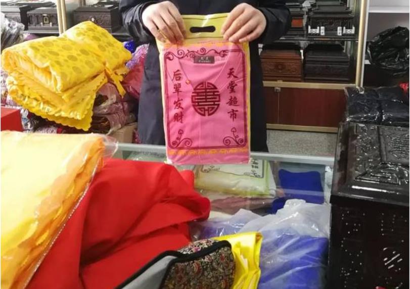 许多|21年河南一“寿衣女模”走红，入行月薪3000元，曾连做6个月噩梦