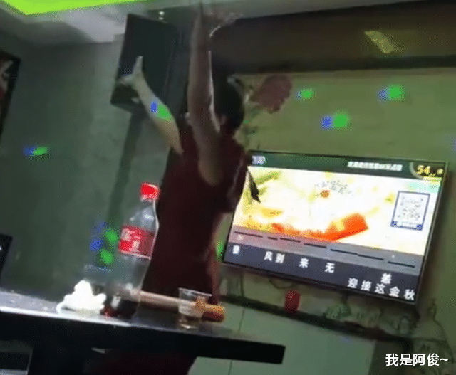 江苏一妈妈送女儿出嫁后,KTV开心跳舞,女儿看视频瞬间止住眼泪