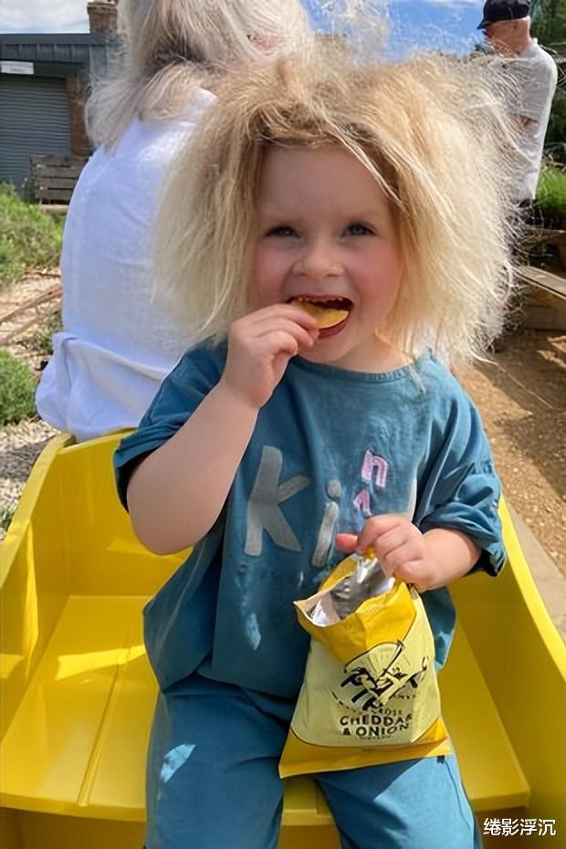 发型 女童拥有爱因斯坦式发型，妈妈觉得很苦恼，不给她梳头是都是有原因的