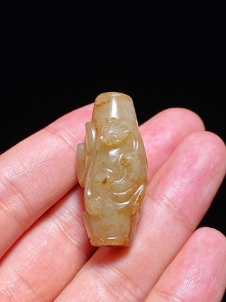 和田玉籽料|汉 熟坑 和田玉籽料沁色 螭龙纹 玉勒子