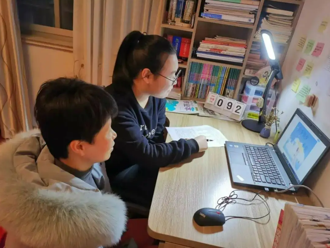 “不付费就别想上课”,韭菜割到学生身上,教育部还能坐视不管吗
