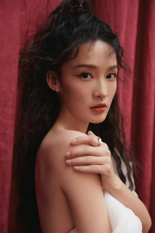 李沁|李沁久违露面，白色抹胸长裙大气典雅，发型可爱俏皮