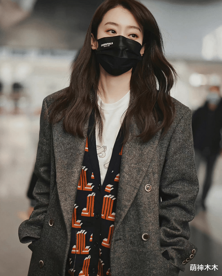 张小斐|张小斐堪称春晚带货王，全身都是爆款，万元大衣半小时断货