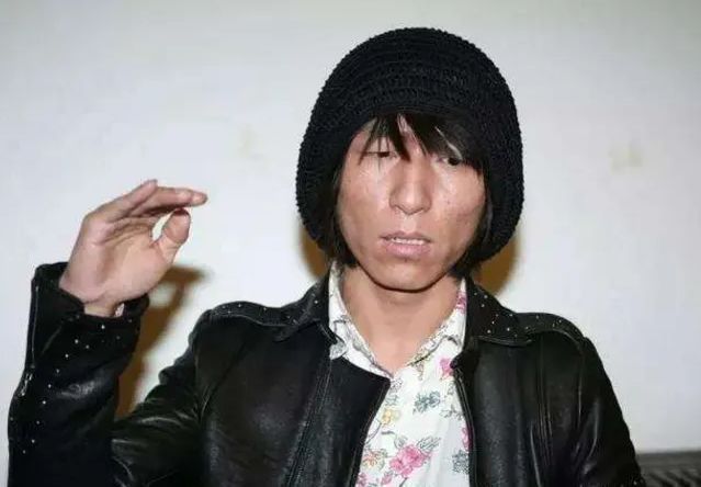 陈羽凡|46岁陈羽凡近况曝光,与好友聚餐喝到迷糊,街边亲吻宋冬野不避嫌