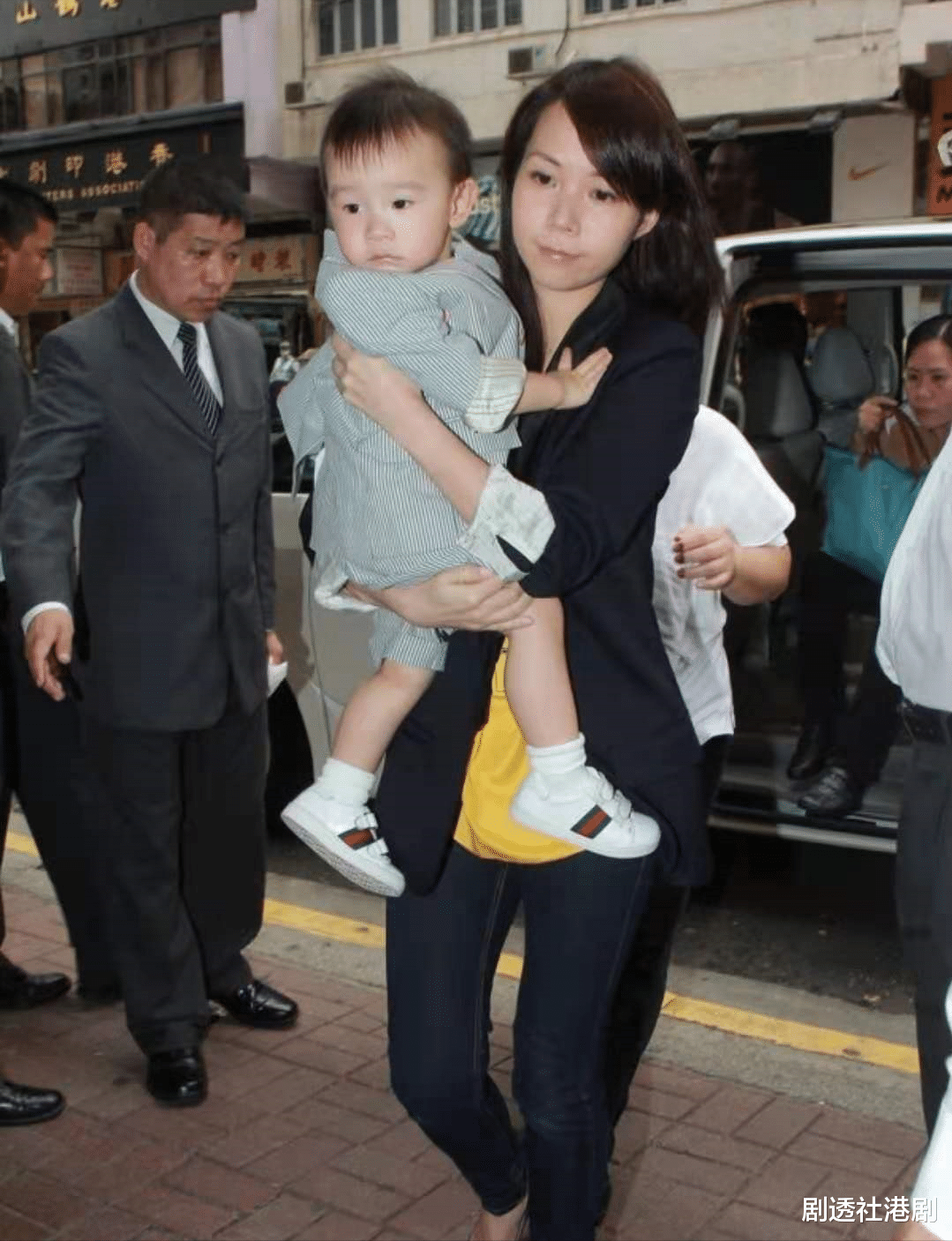 刘銮雄|厉害！44岁香港大富豪旧爱驻颜有术，与“小鲜肉”石滩玩双人瑜伽绝技