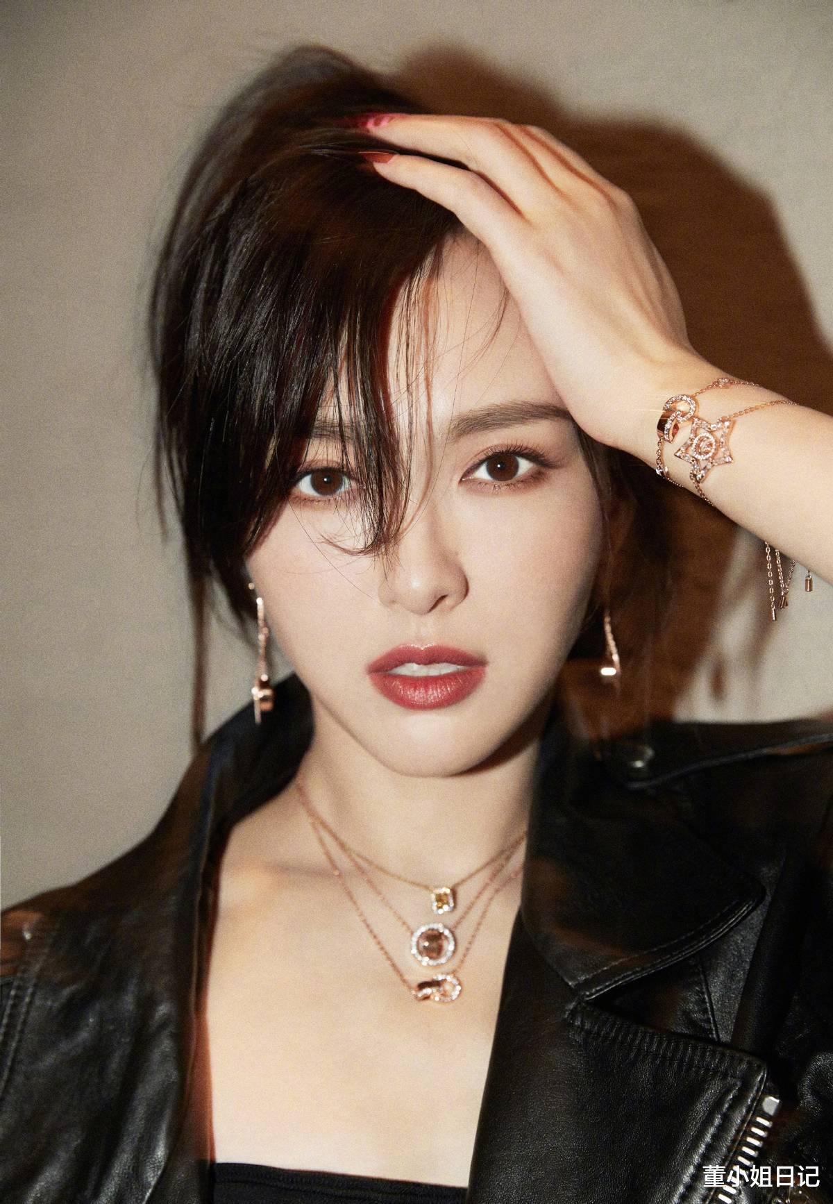 38岁的唐嫣撞脸于文文，机车风穿搭好飒，2个孩子的妈也能这么酷