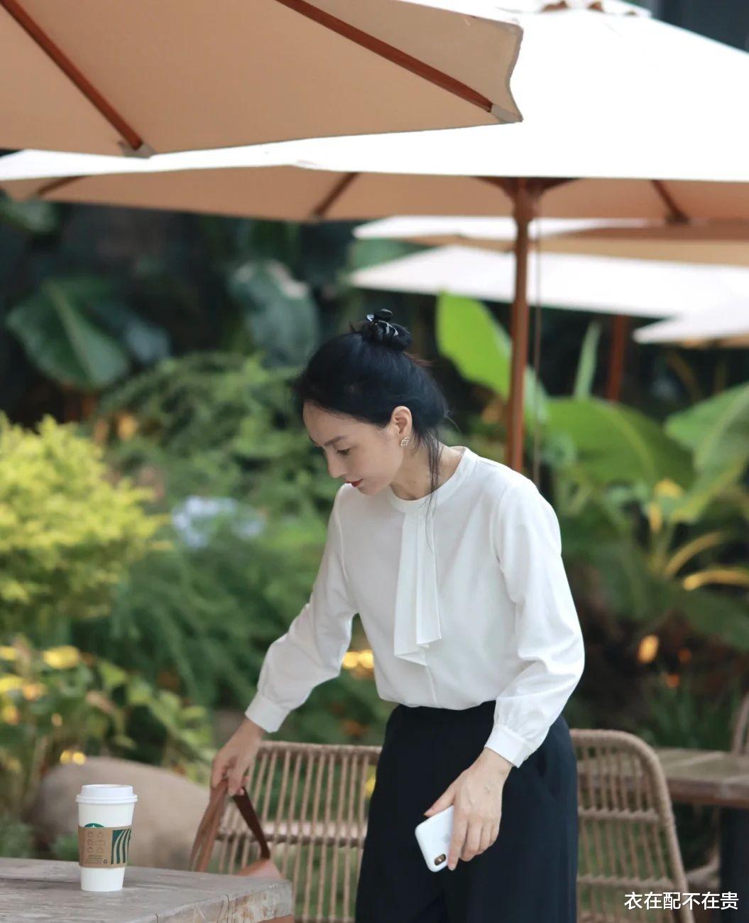 建议中年女人：提升档次感别指望这4种上衣，不是显老气就是廉价