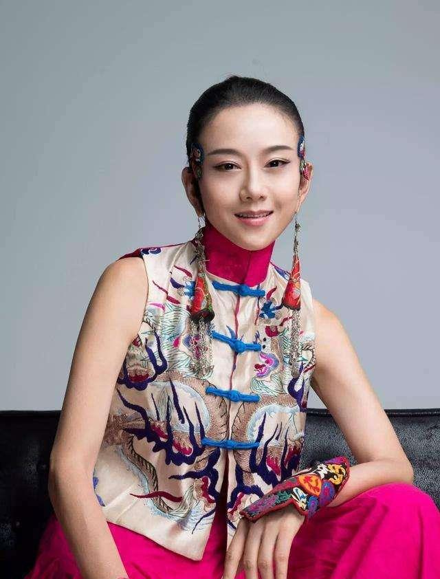 杨丽萍|64岁杨丽萍再跳孔雀舞，身材纤细皮肤紧致，一天演5场不嫌累