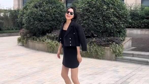 闫妮|闫妮小区跳舞，穿小西装配背带裙庆中秋，51岁还有少女身材真绝了