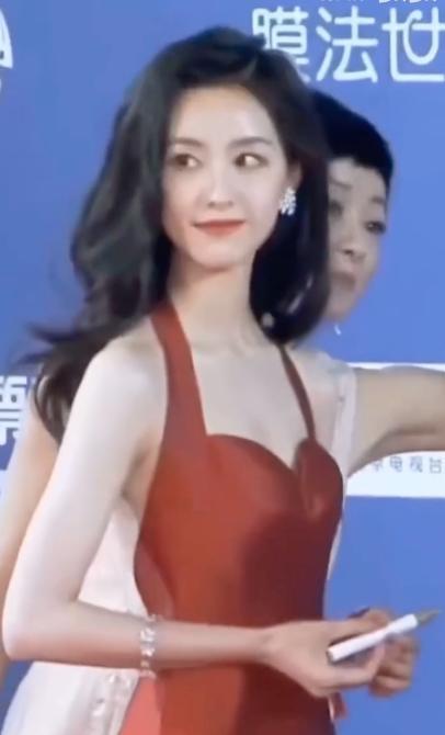 穿衣搭配 各花入各眼?韩国红毯穿搭过于朴素,不如中式妆造大气亮眼?