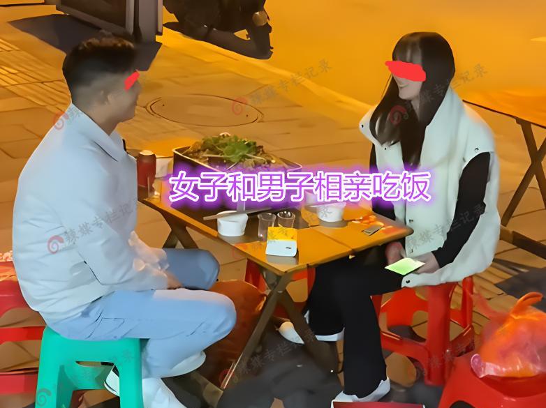 女子和网恋男友相亲,手机上还和别人热聊,网友:脚踩两条船
