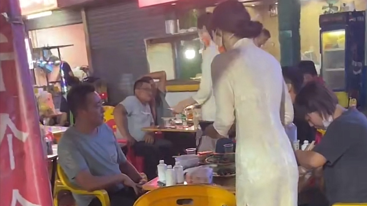 门店生意凄惨，女子深夜到烧烤摊拉客，网友：各行各业都不容易