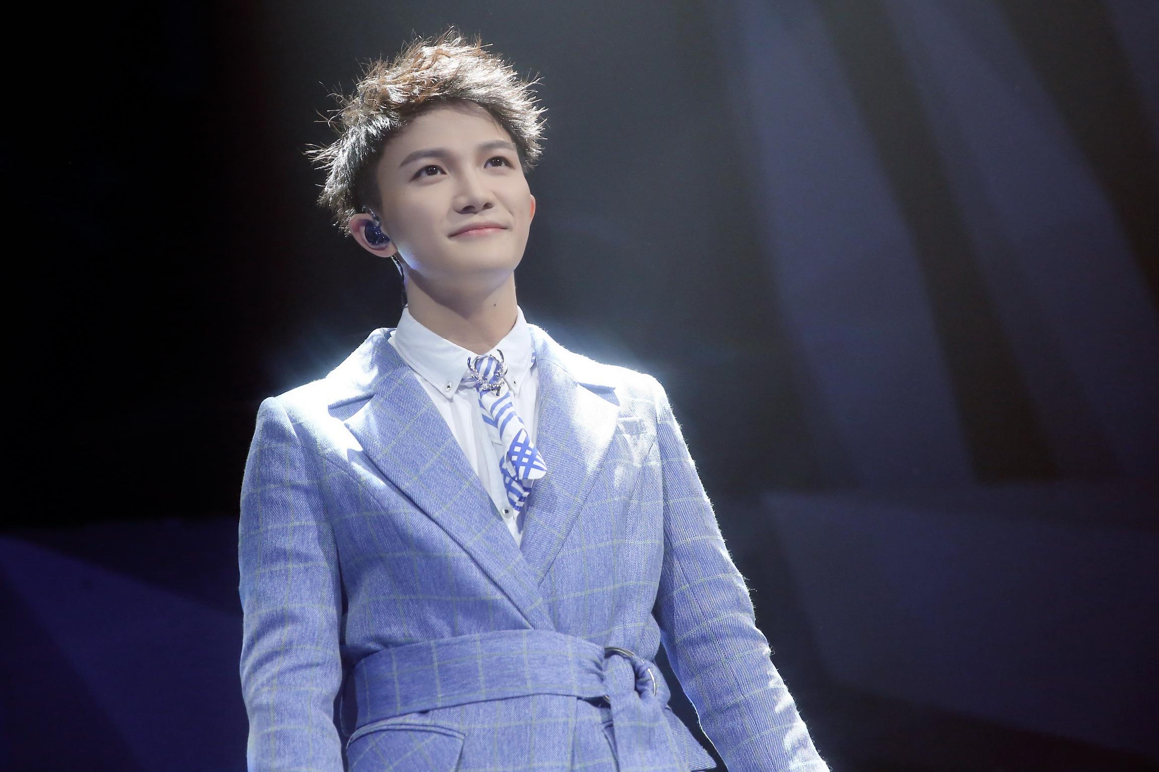 周深|为什么歌手周深的国民认可度很高？遛狗老头老太太：我喜欢！你管不着！