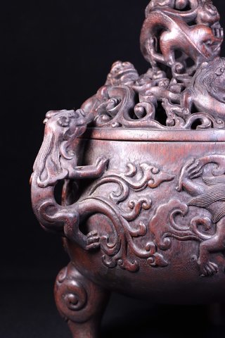 沉香木|旧藏：老沉香木雕九螭香薰炉。