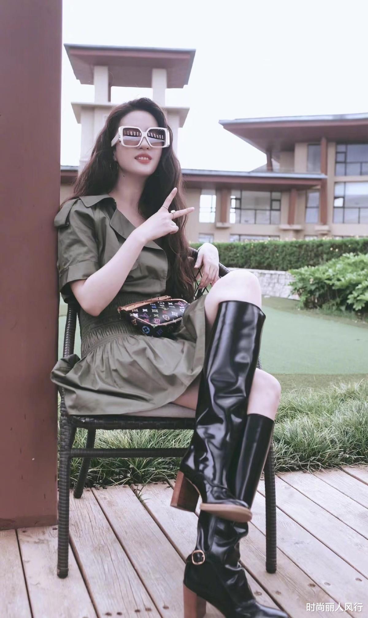 刘亦菲最近颜值狂飙！和陈晓拍合照大爆火，却穿的一个比一个土