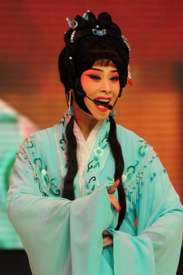 抖音|豫剧女演员抖音再就业，每天直播6小时吸粉20万