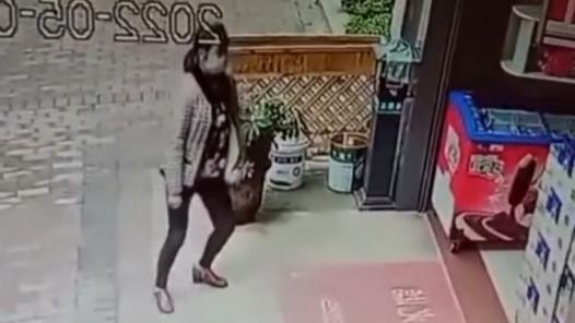 湖南新田：一名大妈在商店偷牛奶，三种走位方式灵活多变，被监控视频拍下来了