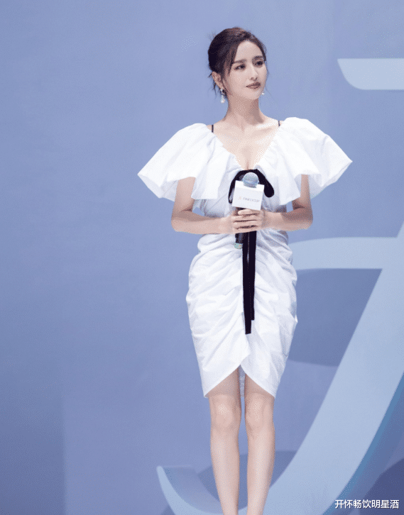 佟丽娅|“大蚕蛹”的白色连衣裙，佟丽娅大秀公主气质，网友：完美！